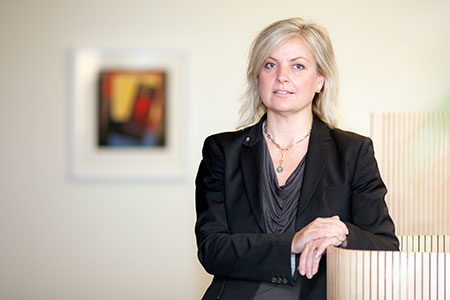 Heléne Lindqvist klädd i svart topp och svart kavaj.