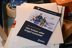 En foto på broschyren Beredskap för företag - Om krisen eller kriget kommer.